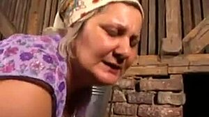 Şişman ve azgın bir büyükanne sert bir videoda anal dövülür